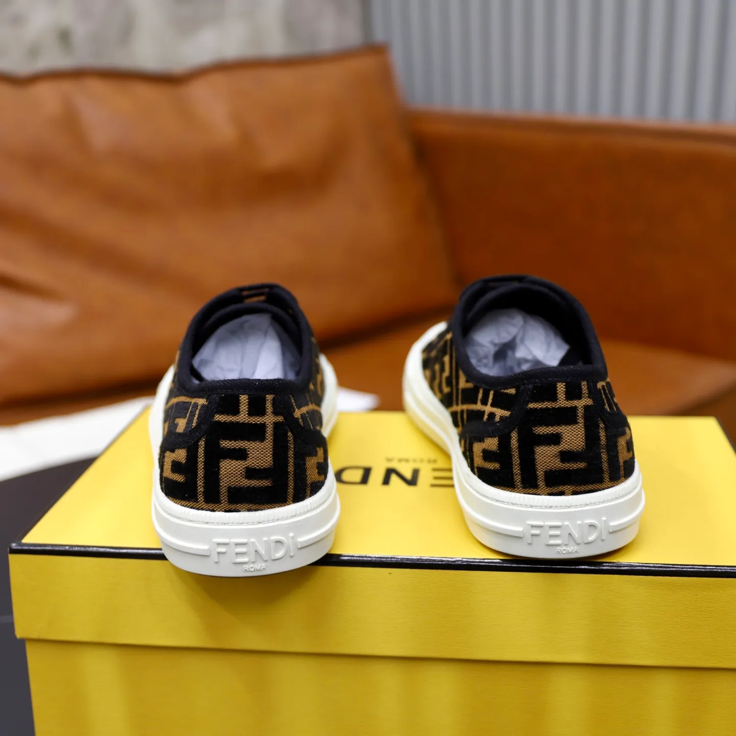 Factory price: 480 original order (couple model) Brand: FENDI Fendi 🙅‍♂️🙅‍♂️🙅‍♂️ Size: Female 35–40, Male 39-44 (45 can be customized) Grade: Official website genuine Material: Imported original LoGO fabric upper Original comfortable lining TPU wear-resistant lightweight outsole Style category: Loafers New trendy shoes Color: actual picture color